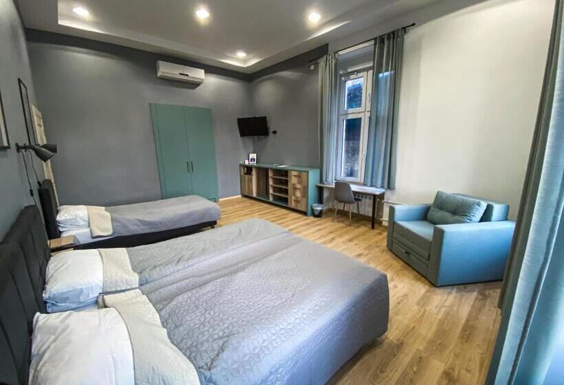 اتاق استاندارد سه تخته با سرویس بهداشتی مشترک, K43 Rooms