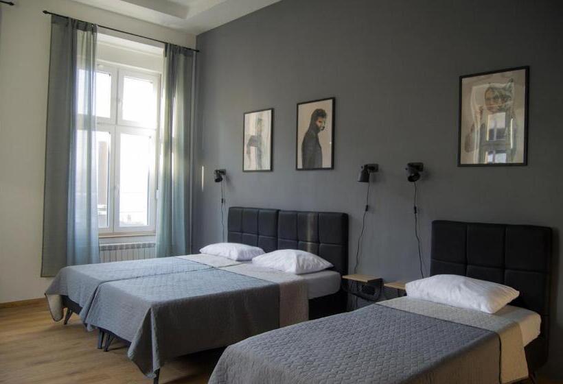 اتاق استاندارد سه تخته با سرویس بهداشتی مشترک, K43 Rooms