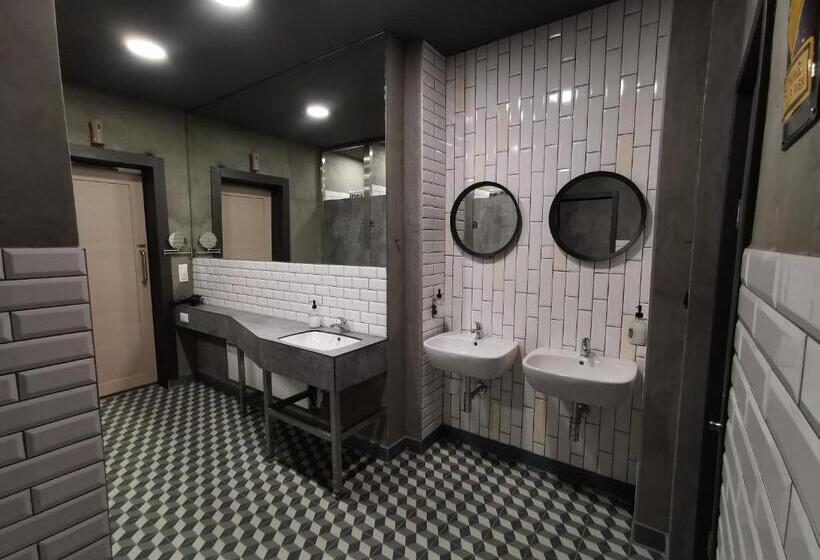 اتاق استاندارد سه تخته با سرویس بهداشتی مشترک, K43 Rooms