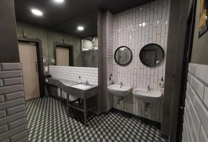 اتاق استاندارد با سرویس بهداشتی مشترک, K43 Rooms