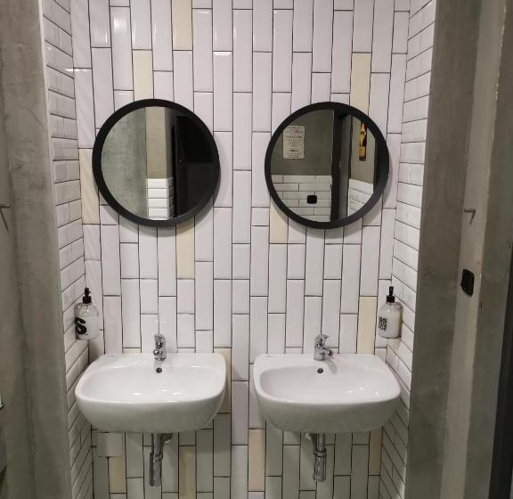 اتاق استاندارد با سرویس بهداشتی مشترک, K43 Rooms