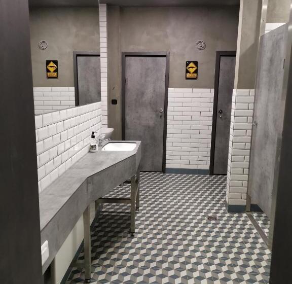 اتاق استاندارد سه تخته با سرویس بهداشتی مشترک, K43 Rooms