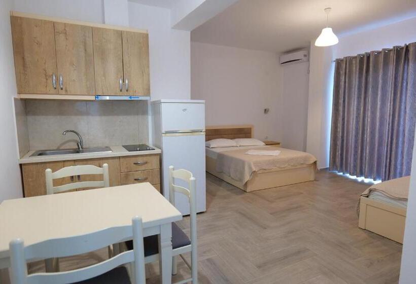 اتاق استاندارد سه نفره, Villa Adrian