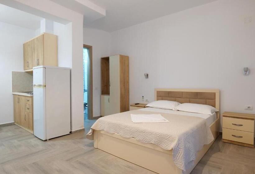 اتاق استاندارد سه نفره, Villa Adrian