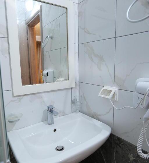 اتاق استاندارد چهار تخته, Villa Adrian