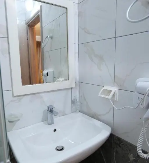 Standard Neljän Hengen Huone, Villa Adrian