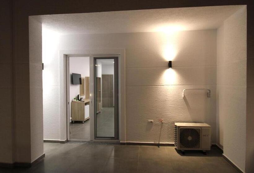 اتاق لوکس, Villa Adrian