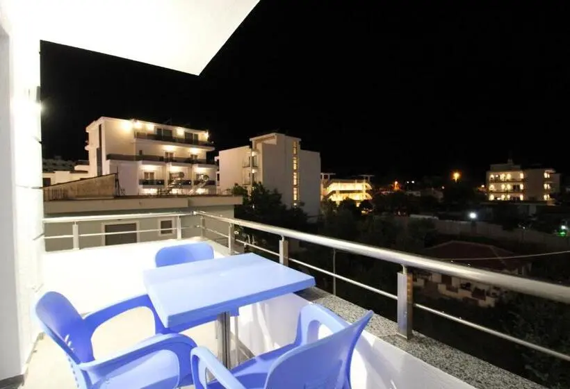 Deluxe Kolmen Hengen Huone, Villa Adrian