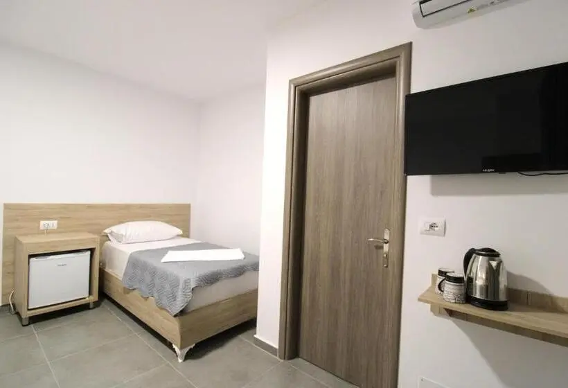 Deluxe Kolmen Hengen Huone, Villa Adrian