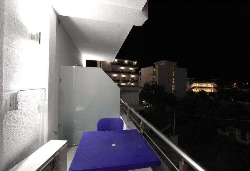 اتاق لوکس سه تخته, Villa Adrian