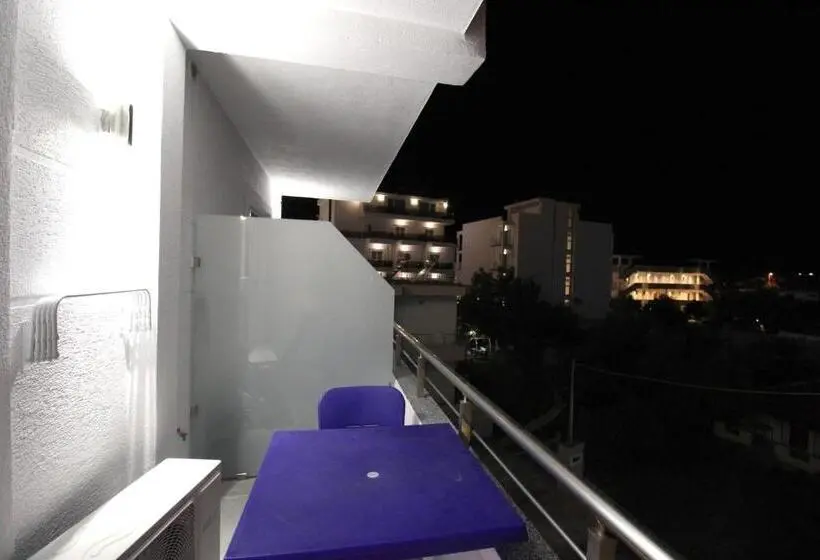 Deluxe Kolmen Hengen Huone, Villa Adrian