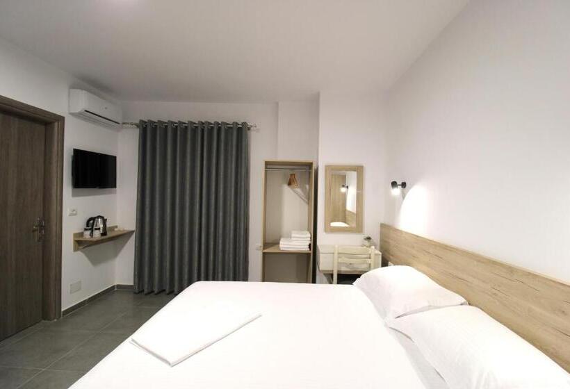 اتاق لوکس سه تخته, Villa Adrian