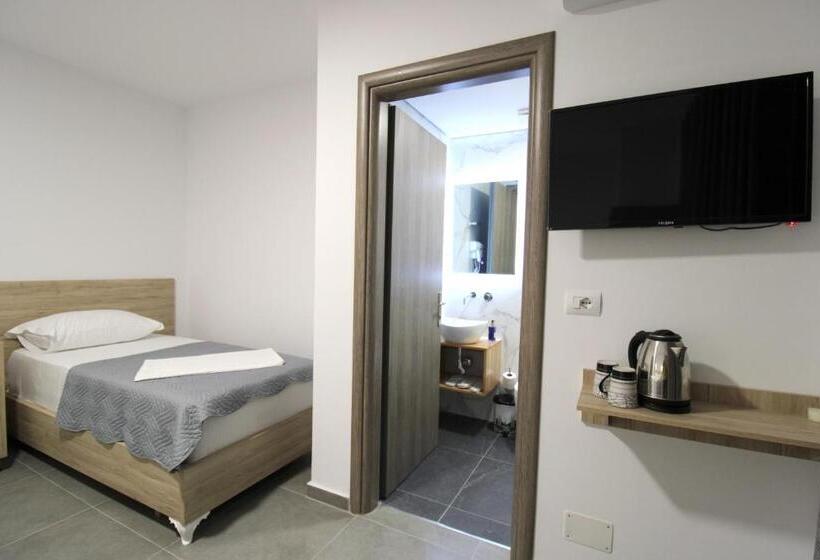 اتاق لوکس سه تخته, Villa Adrian