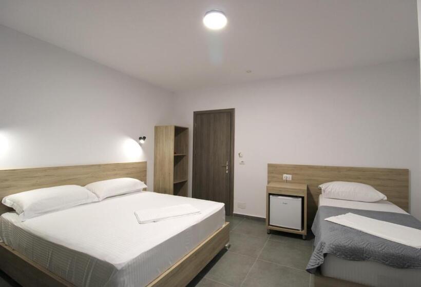 اتاق لوکس سه تخته, Villa Adrian