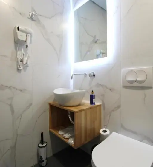 Deluxe Kolmen Hengen Huone, Villa Adrian