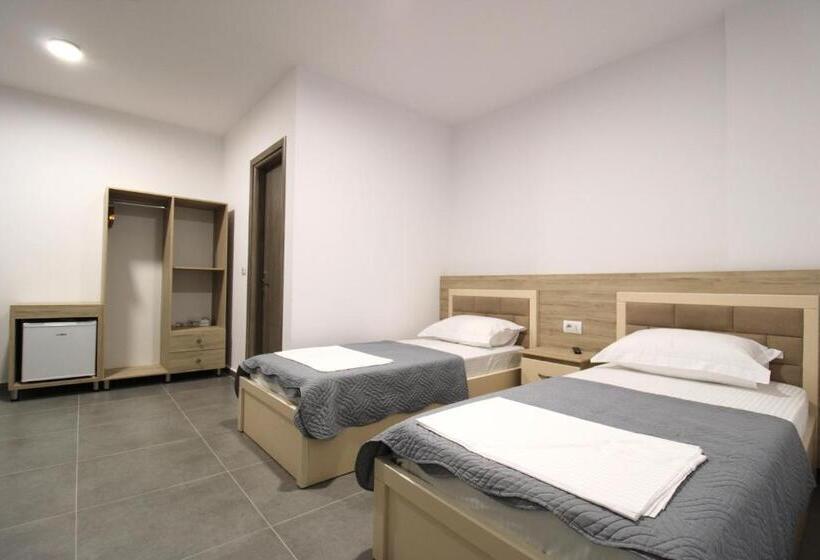 سوییت, Villa Adrian