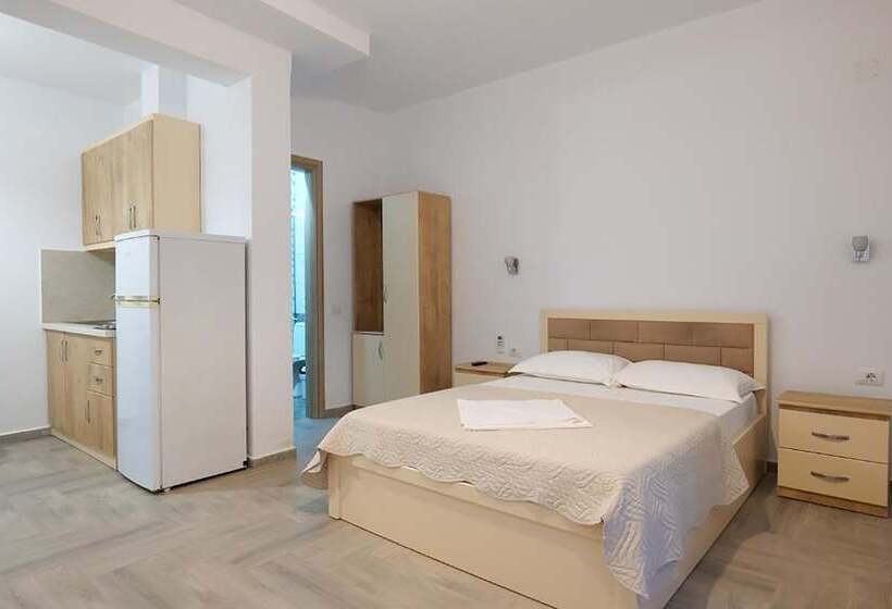 اتاق استاندارد سه نفره, Villa Adrian