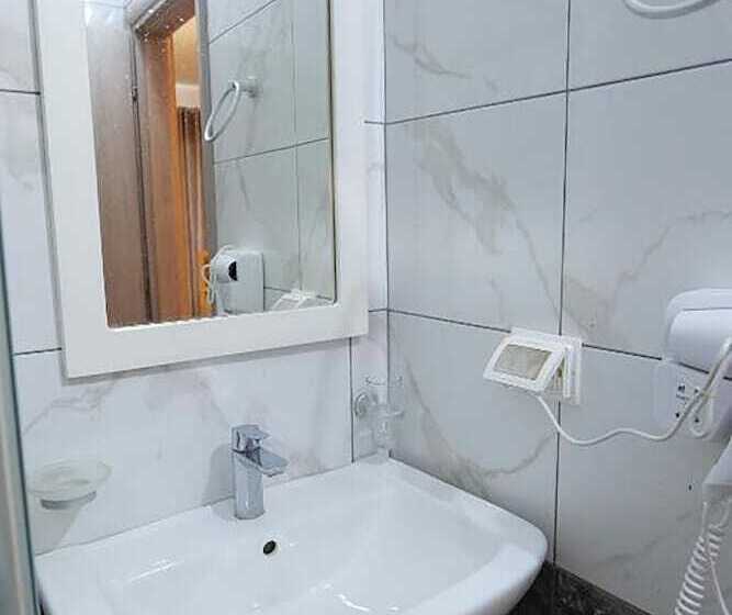 اتاق استاندارد چهار تخته, Villa Adrian