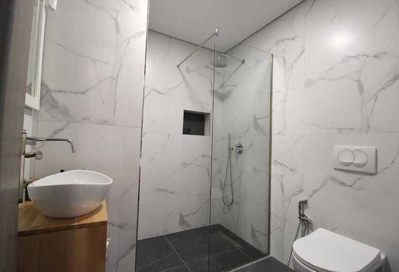 اتاق لوکس, Villa Adrian