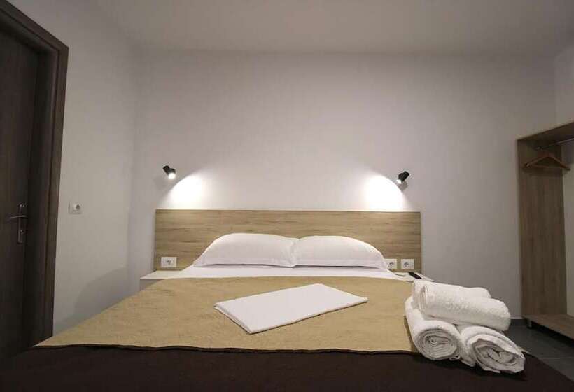 اتاق لوکس, Villa Adrian