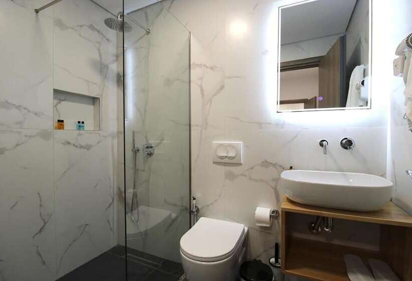 اتاق لوکس, Villa Adrian