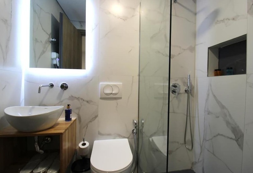 اتاق لوکس سه تخته, Villa Adrian