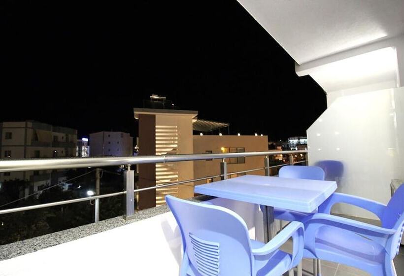 اتاق لوکس سه تخته, Villa Adrian