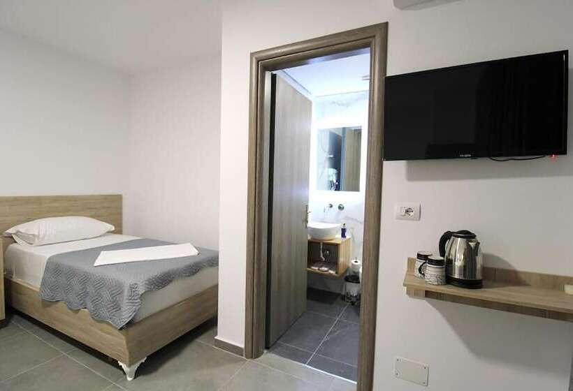 اتاق لوکس سه تخته, Villa Adrian