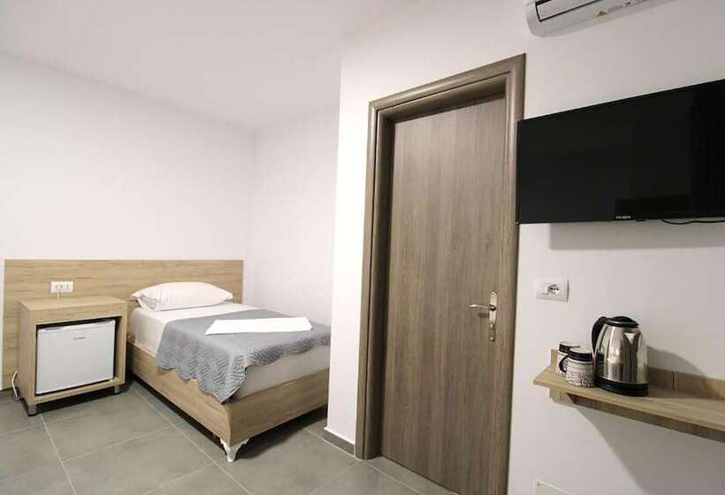 اتاق لوکس سه تخته, Villa Adrian