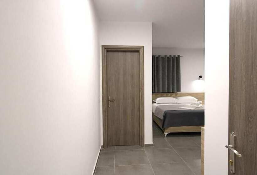 اتاق لوکس سه تخته, Villa Adrian