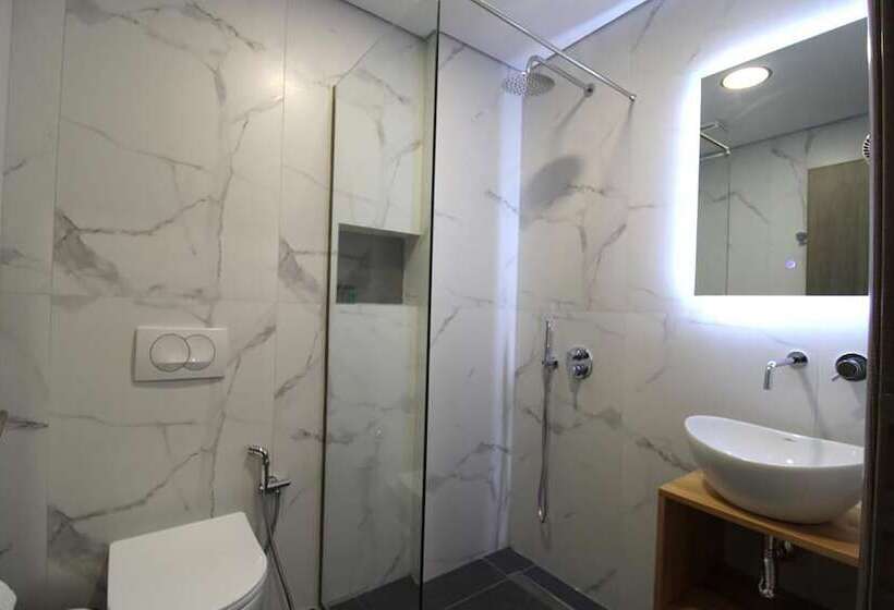 اتاق لوکس چهار تخته, Villa Adrian