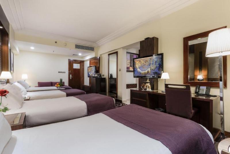 スタンダード4人部屋, Elaf Kinda