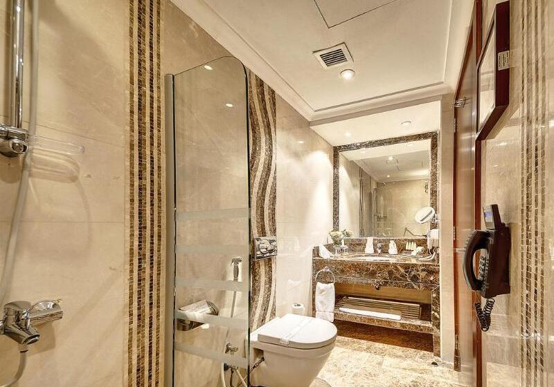 スタンダードトリプルルーム, Elaf Kinda