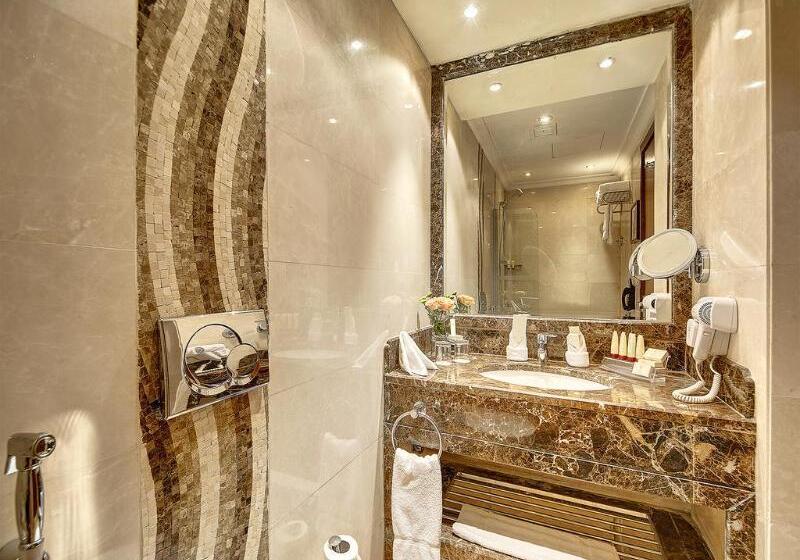 スタンダード4人部屋, Elaf Kinda