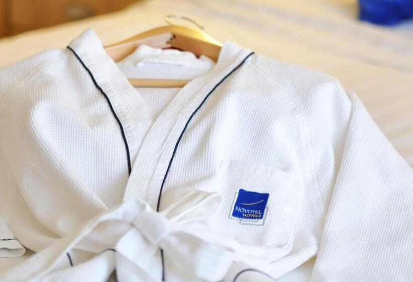 اتاق سوپریور با تخت بزرگ, Novotel Atlantis Shanghai   Breakfast In The Clouds With River View In The Revolving Restaurant