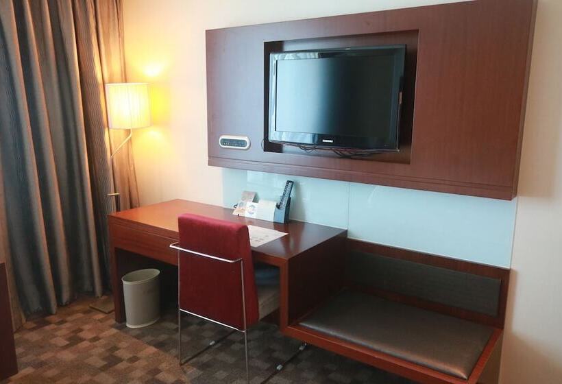 اتاق سوپریور, Novotel Atlantis Shanghai   Breakfast In The Clouds With River View In The Revolving Restaurant