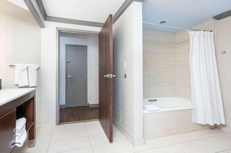 سوییت جونیور, Novotel Atlantis Shanghai   Breakfast In The Clouds With River View In The Revolving Restaurant