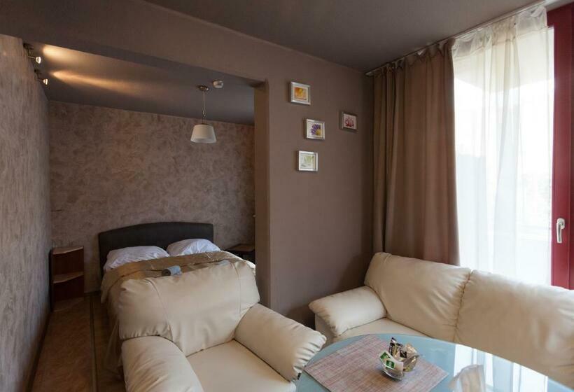 סטודיו דלוקס, Anva House