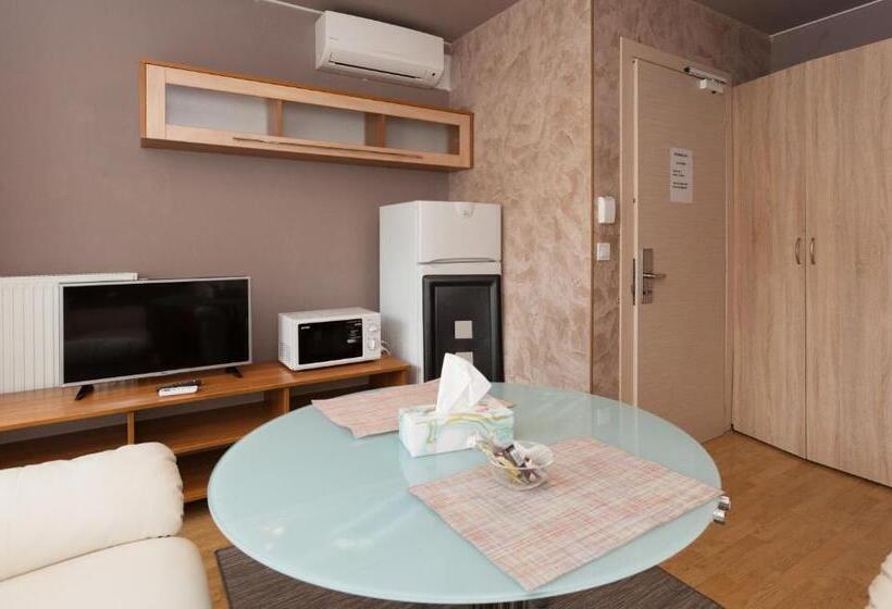 סטודיו דלוקס, Anva House