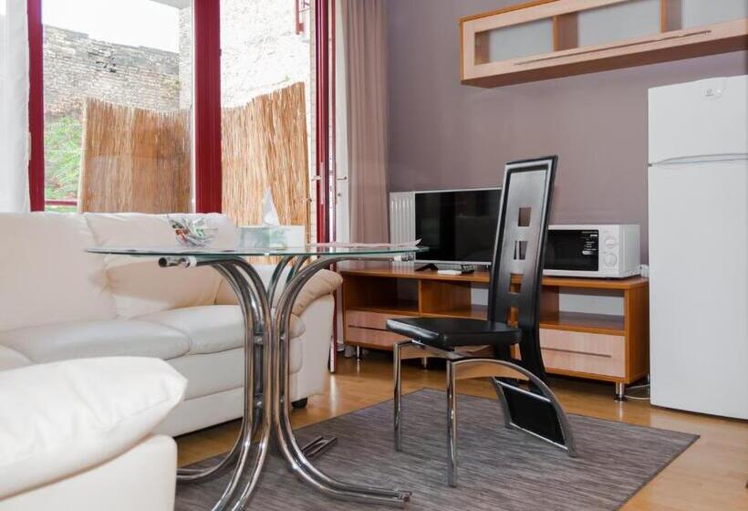 סטודיו דלוקס, Anva House