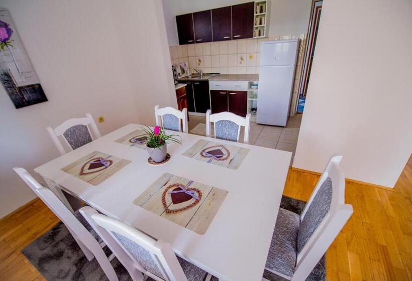 سوئیت با بالکن, Apartman Katarina