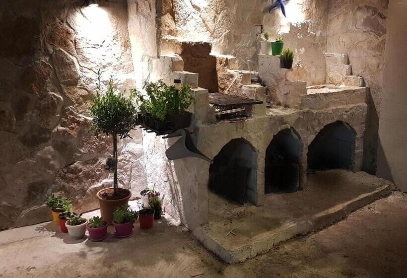 اتاق خانوادگی, In Villa Guesthouse