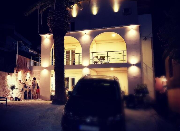 اتاق خانوادگی, In Villa Guesthouse