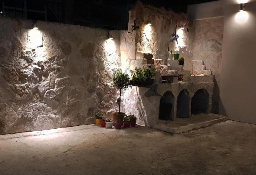 اتاق خانوادگی, In Villa Guesthouse