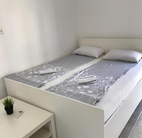 اتاق خانوادگی, In Villa Guesthouse