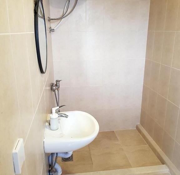 اتاق خانوادگی, In Villa Guesthouse