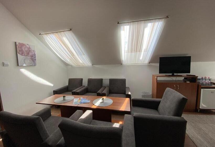 Четырехместный Номер Стандарт Вид на Сад, Riviéra Apartmanok