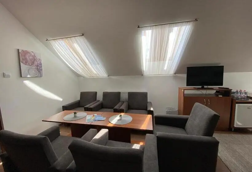 Standard Neljän Hengen Huone Puutarhanäkymä, Riviéra Apartmanok