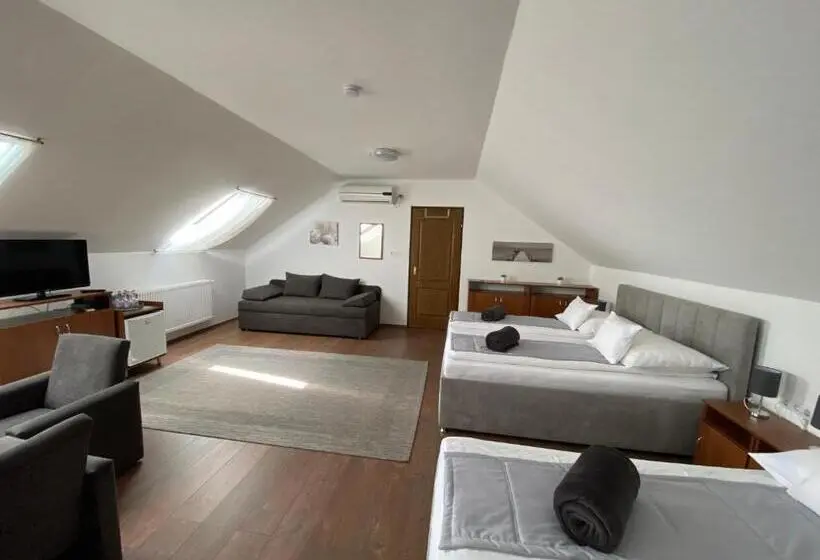 Standard Neljän Hengen Huone Puutarhanäkymä, Riviéra Apartmanok