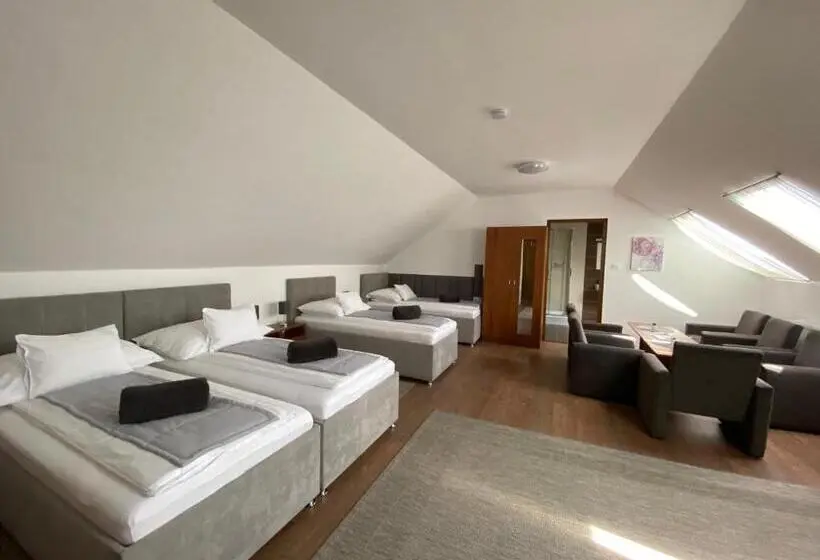 Standard Neljän Hengen Huone Puutarhanäkymä, Riviéra Apartmanok
